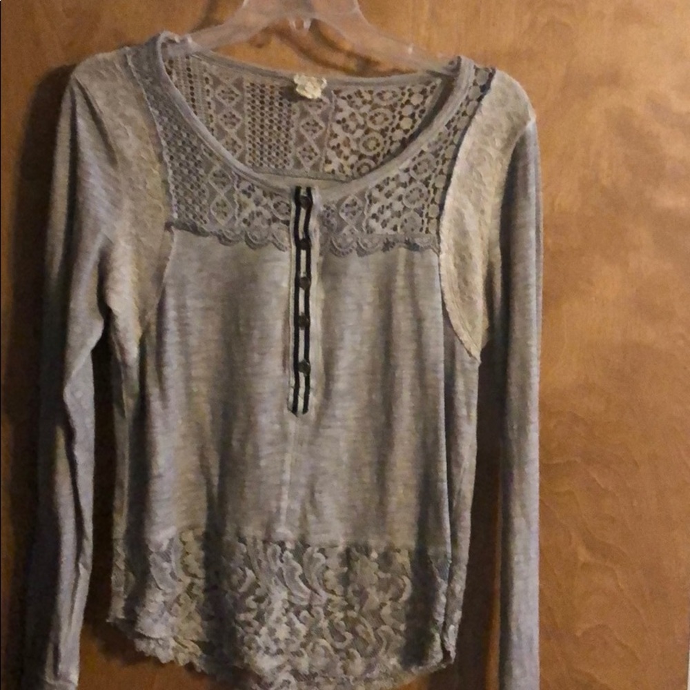 Women’s small gimmicks by BKE gray top